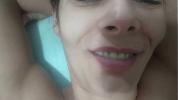 Fui jogar vídeo game na casa do meu amigo e acabei comendo a mãe dele que é uma coroa muito gostosa