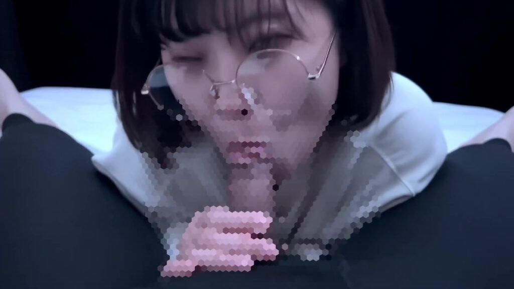 メカネの女子大生か興奮しなからいっはい精子を飲みtしちゃう 口内射精gokkun