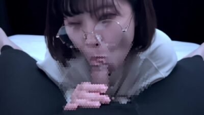 メカネの女子大生か興奮しなからいっはい精子を飲みtしちゃう 口内射精gokkun