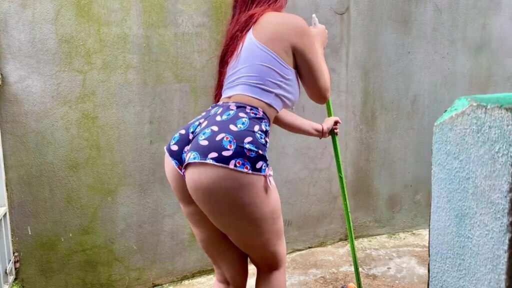 Essa Empregada Safada Veio Limpar A Minha Casa Usando Esse Shortinho Para Me Provocar, Eu Fiquei Louco De Tesao Com Essa Bunda – Whatsapp Dela 5 Min