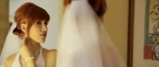 Mariage d une superbe rousse..Mais Elle n est pas vierge !